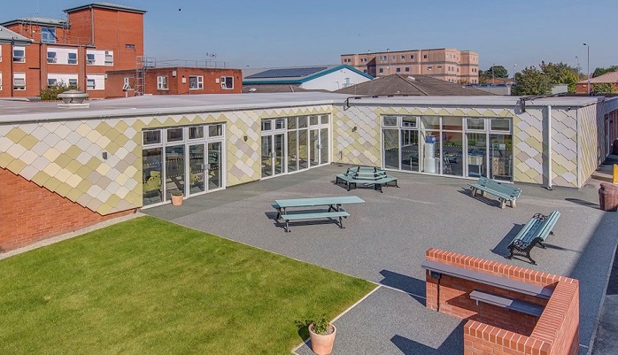 Stepping Hill Hospital: kleurrijke gevelbekleding met EQUITONE [natura]-gevelpanelen