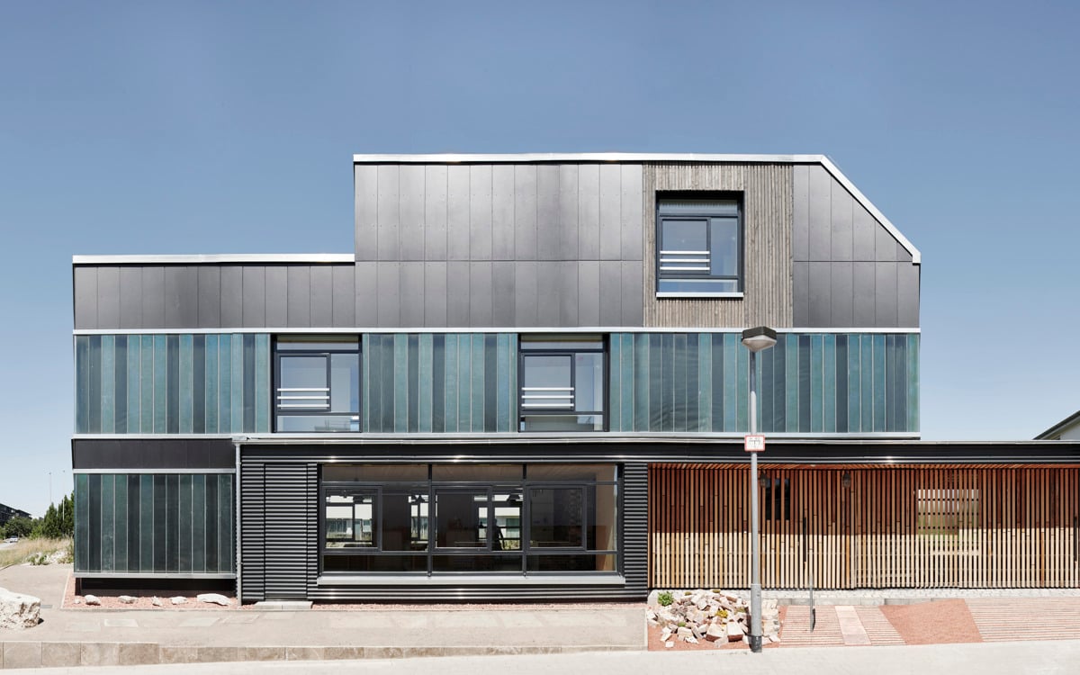 Une deuxième vie pour la façade : Une construction expérimentale avec des panneaux en fibres-ciment recyclés